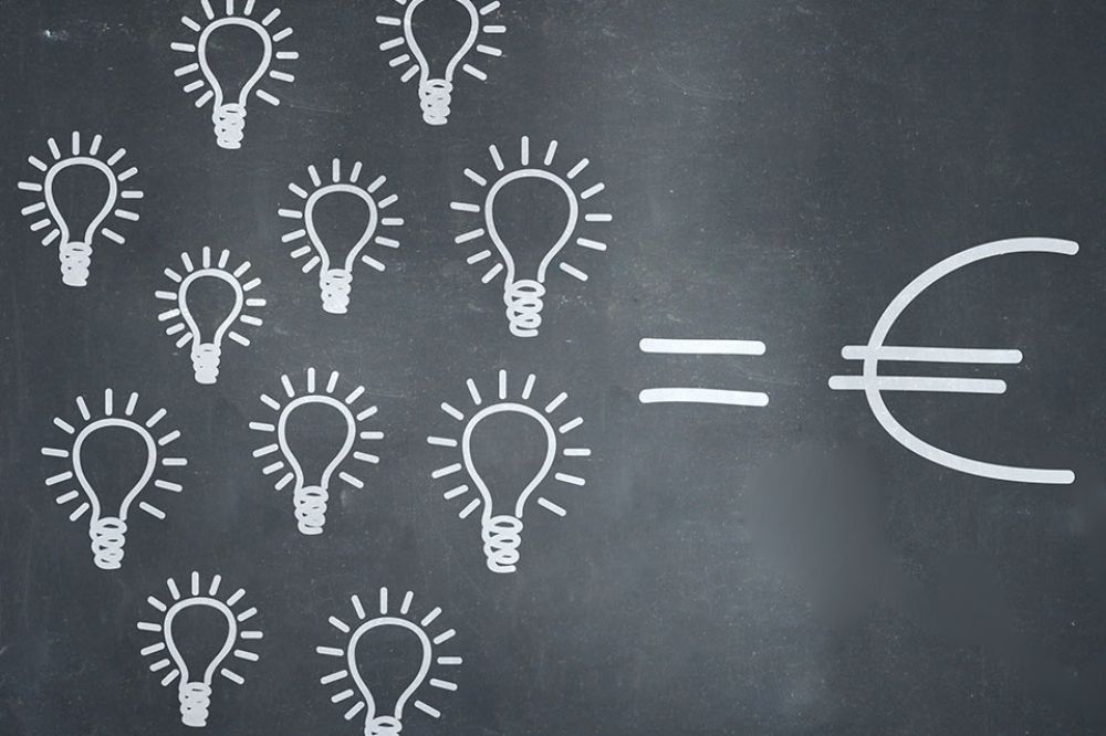Foto: Kreide gezeichnete Glühbirnen und Eurosymbol