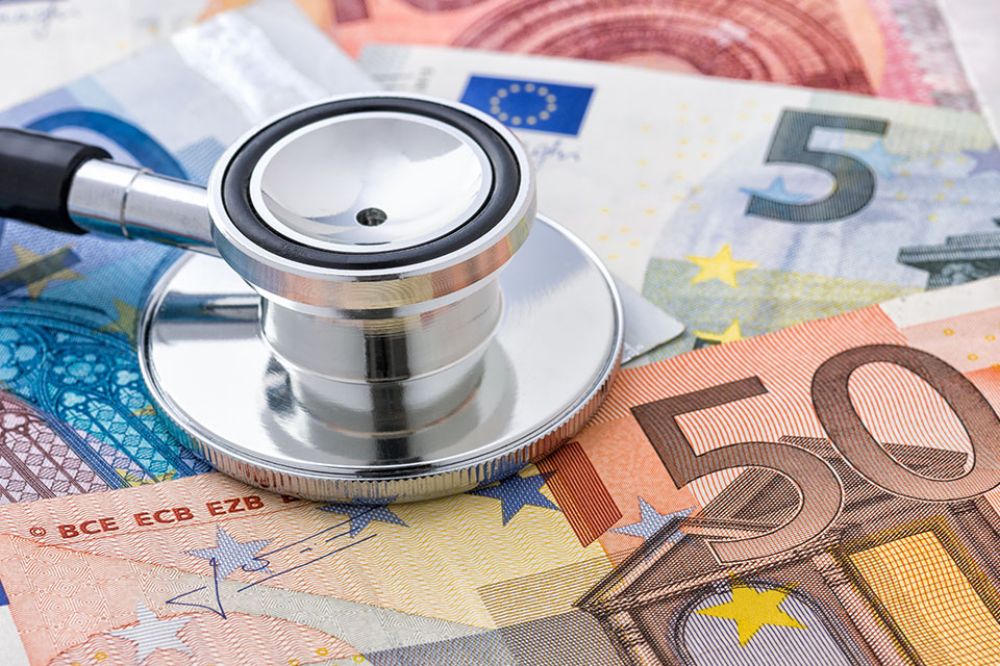 Foto: Stethoskop auf Geldscheinen