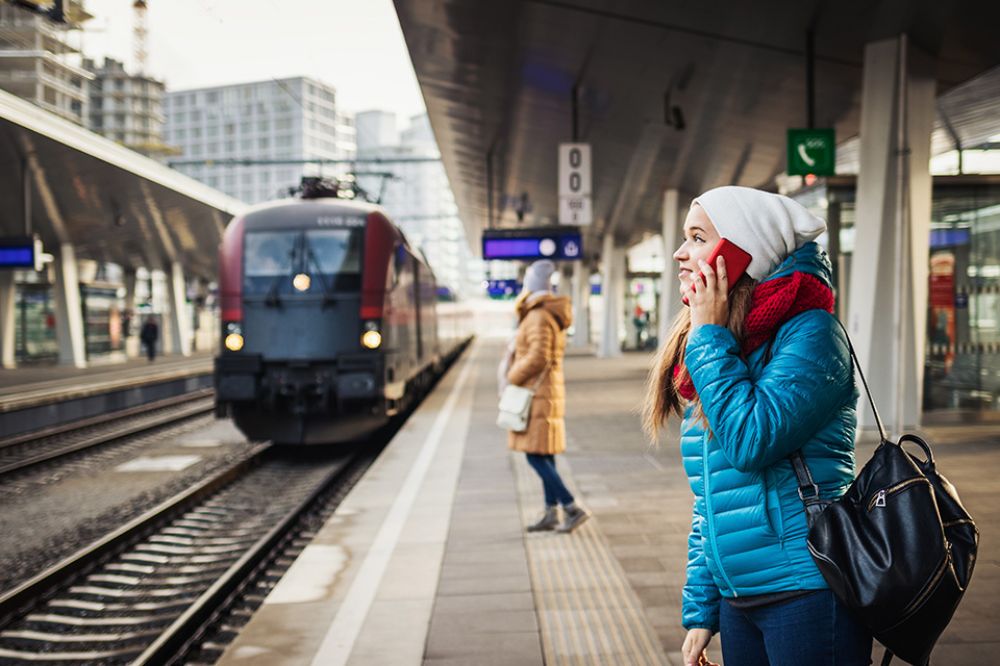 Foto: Frau auf Bahnsteig